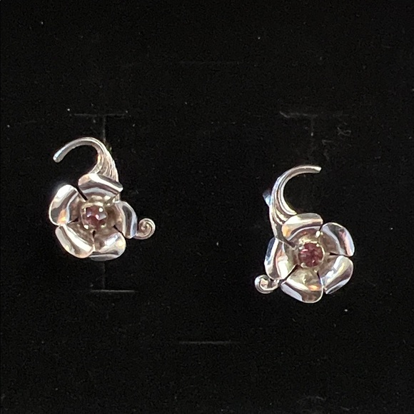 Jewelry - Vintage screw back Silver Floral Earrings